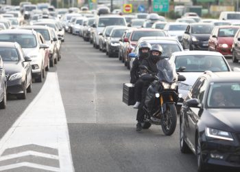 Slobodna Dalmacija – Svi idu na more, kolone kod Zagvozda, imotska Radio Mileva javlja: ‘Upa san ko glamac. Prijatelju, goni na Šestanovac!’