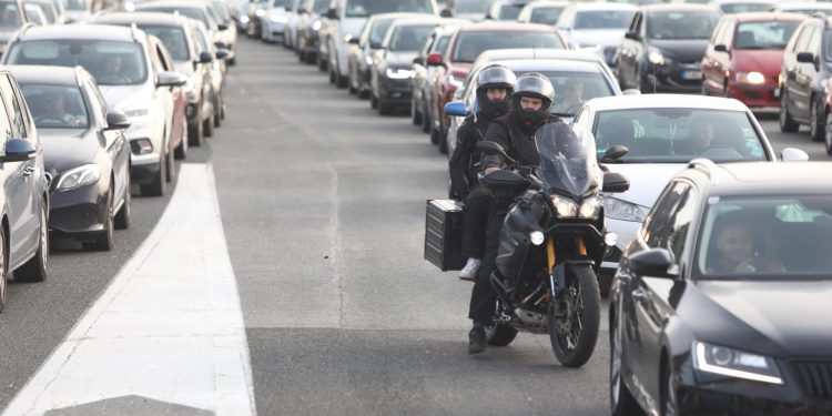 Slobodna Dalmacija – Svi idu na more, kolone kod Zagvozda, imotska Radio Mileva javlja: ‘Upa san ko glamac. Prijatelju, goni na Šestanovac!’