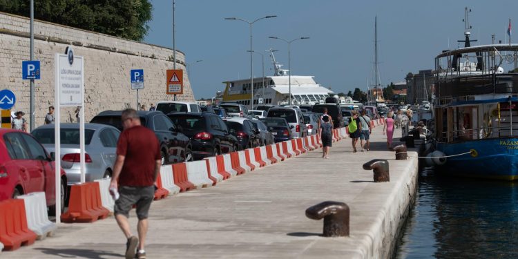 Ozbiljno pijana 53-godišnjakinja vrijeđala policajce i pokazivala im srednji prst