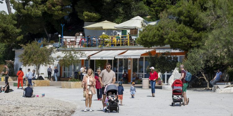 Slobodna Dalmacija – Traži se Pepeljuga s Ovčica, noćas je zaboravila sandale na poznatoj splitskoj plaži