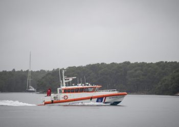 Slobodna Dalmacija – Potonula brodica kod otoka Hvara: četveročlana obitelj neozlijeđena u havariji, nema onečišćenja mora