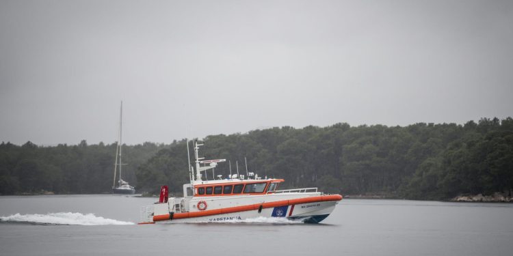 Slobodna Dalmacija – Potonula brodica kod otoka Hvara: četveročlana obitelj neozlijeđena u havariji, nema onečišćenja mora