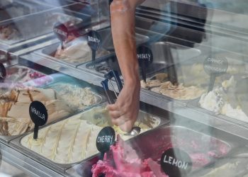 Slobodna Dalmacija – Je li mu vrućina udarila u glavu ili me stvarno mislio ‘zavidat’? Evo koliko me zamalo koštala kugla sladoleda u Splitu