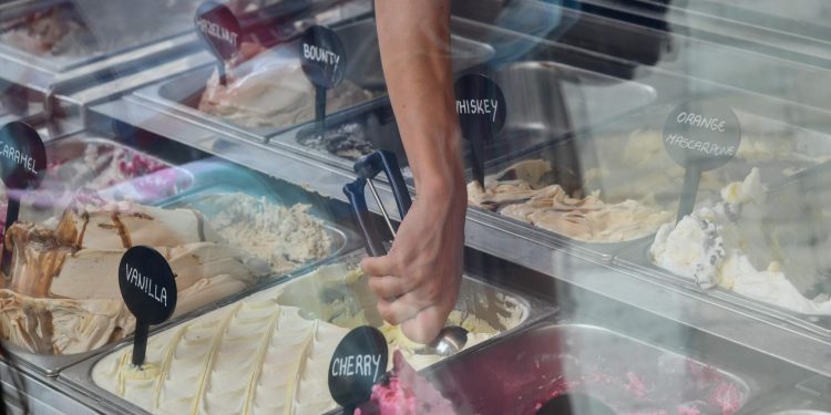 Slobodna Dalmacija – Je li mu vrućina udarila u glavu ili me stvarno mislio ‘zavidat’? Evo koliko me zamalo koštala kugla sladoleda u Splitu