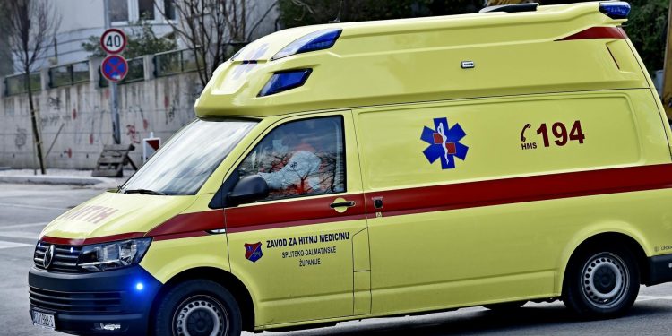 Slobodna Dalmacija – Nova nesreća u Kaštelima: u sudaru autobusa i tri automobila ozlijeđene tri osobe, prevezene su u bolnicu