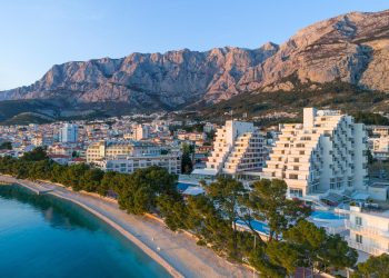 Slobodna Dalmacija – Okončan spor dug 15 godina između ‘Bijele kuće’ i renomirane tvrtke, evo zašto će isplatiti 2 milijuna eura Makarskoj