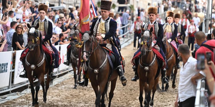 Slobodna Dalmacija – U jeku priprema za Sinjsku alku, alkari upozorili na neobičan problem: ‘Imamo ih taman na knap. Posebno ih čuvamo…’