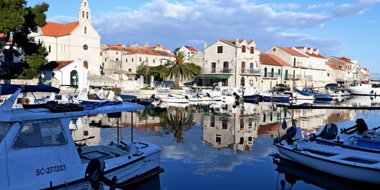 Slobodna Dalmacija – Katastrofa na Hvaru, turističko središte od sinoć je bez struje: ‘Propada nan spiza u frižiderima, gosti će pobić!’