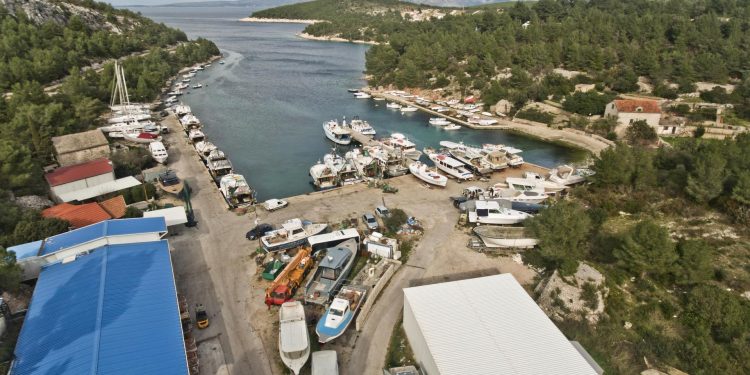 Slobodna Dalmacija – Kakva komedija! Stigao prvi katamaran u hvarsko misto, lokalci ‘odvalili’ kad su vidjeli tko je iz njega izašao…