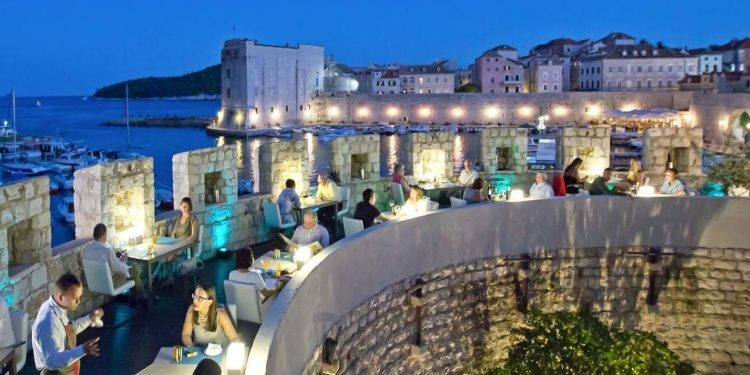 Dubrovački 360 još uvijek je na vrhu, zvjezdicu potvrdili i korčulanskom Lešić Dimitriju, Taj Mahal opravdao je Bib Gourmand, a u preporukama vodiča brojni su lokali s juga