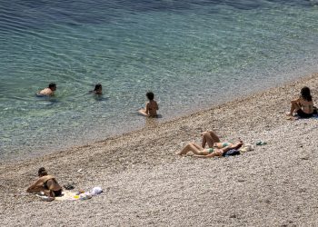Slobodna Dalmacija – Uzbuna na Žnjanu! Kupač na plaži uočio sumnjivu napravu i odmah nazvao policiju. Stigli i ronioci i hitna…