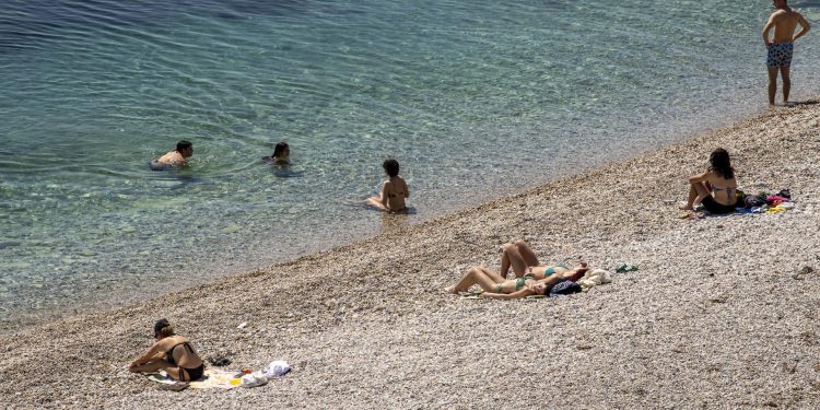 Slobodna Dalmacija – Uzbuna na Žnjanu! Kupač na plaži uočio sumnjivu napravu i odmah nazvao policiju. Stigli i ronioci i hitna…