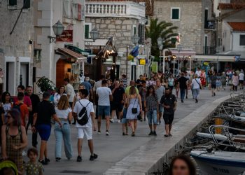 Bit će živo na vodičkoj rivi večeras. Vodičani i njihovi gosti uživat će u pečenim srdelama, školjkama na buzaru, domaćem vinu…