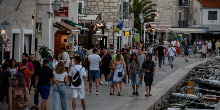 Bit će živo na vodičkoj rivi večeras. Vodičani i njihovi gosti uživat će u pečenim srdelama, školjkama na buzaru, domaćem vinu…