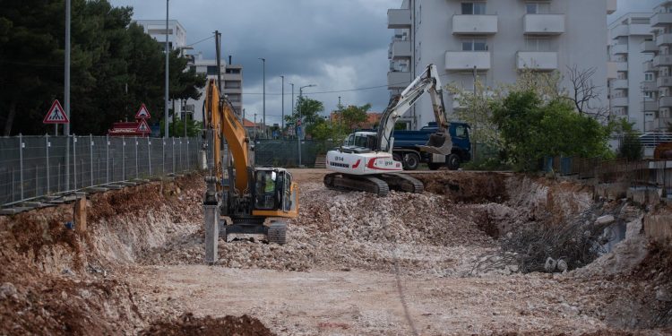 Radeta: Zašto je Grad prodao teren od 580 kvadrata? Kasap: Nije prodano. Meni je žao što vi to ne razumijete, ali ni oni koji vas savjetuju