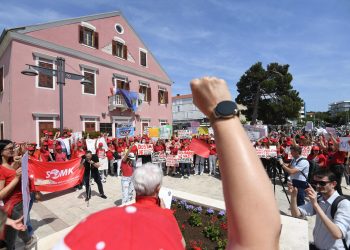 Mikulandra: Tko je platio izradu transparenata i video snimanje prosvjednika? Longin: Ne znam i ne želim znati, ali nek’ se ta agonija prekine!