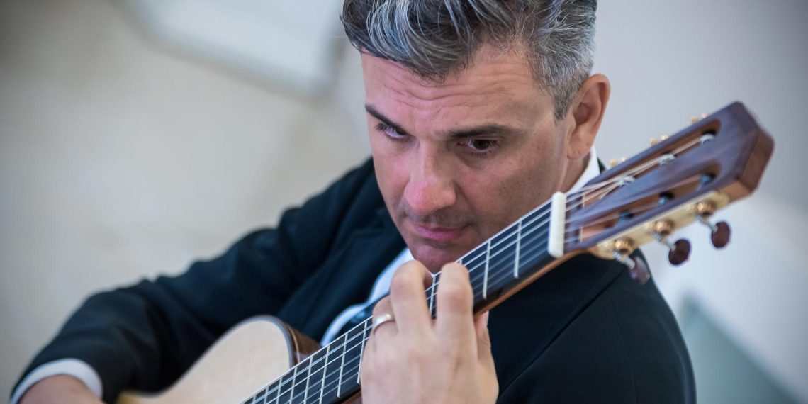 Slobodna Dalmacija – Osuđen na uspjeh: Gitaristički virtuoz iz glazbene dinastije nekad je pjevao i svirao sa Severinom, Vucom, Đulijanom…