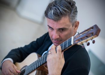 Slobodna Dalmacija – Osuđen na uspjeh: Gitaristički virtuoz iz glazbene dinastije nekad je pjevao i svirao sa Severinom, Vucom, Đulijanom…