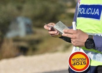 Porukom na ćirilici uvrijedio policajca pa završio u zatvoru! Velikim slovima mu je napisao: Puši k****!