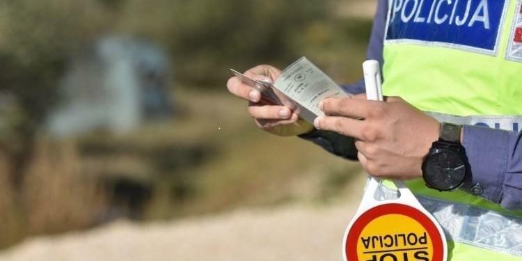 Porukom na ćirilici uvrijedio policajca pa završio u zatvoru! Velikim slovima mu je napisao: Puši k****!