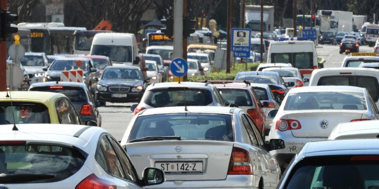 HAK: većih problema nema premda je promet od jutra pojačan u svim pravcima; pazite na bicikliste i mopediste!