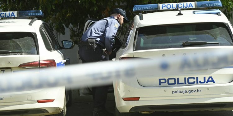 Slobodna Dalmacija – Splitska policija dovršila krim istragu: muškarac koji je napao kolegu u skladištu završio u pritvoru