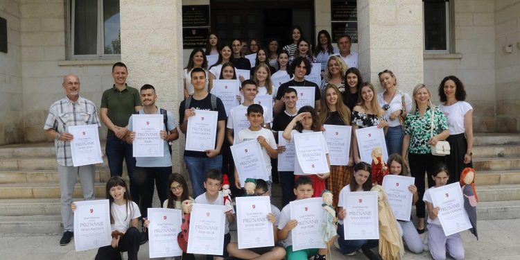 Slobodna Dalmacija – Makarski učenici sve više zainteresirani za Građanski odgoj, evo koliko ih se prijavilo ove školske godine