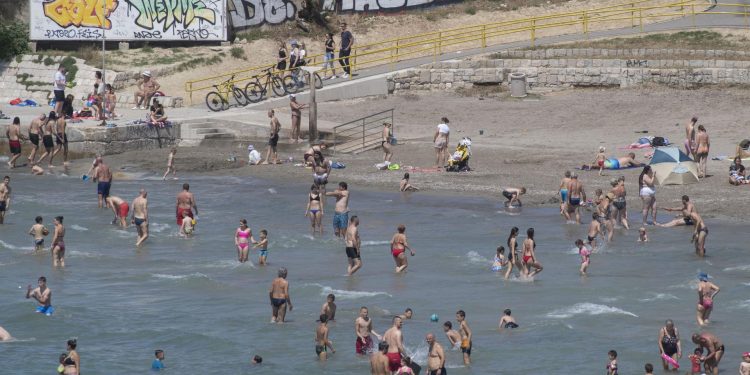 Slobodna Dalmacija – Koliko je čista vaša omiljena plaža? NZJZ objavio rezultate kakvoće mora na Bačvicama, Firulama, Kaštelanskom zaljevu…