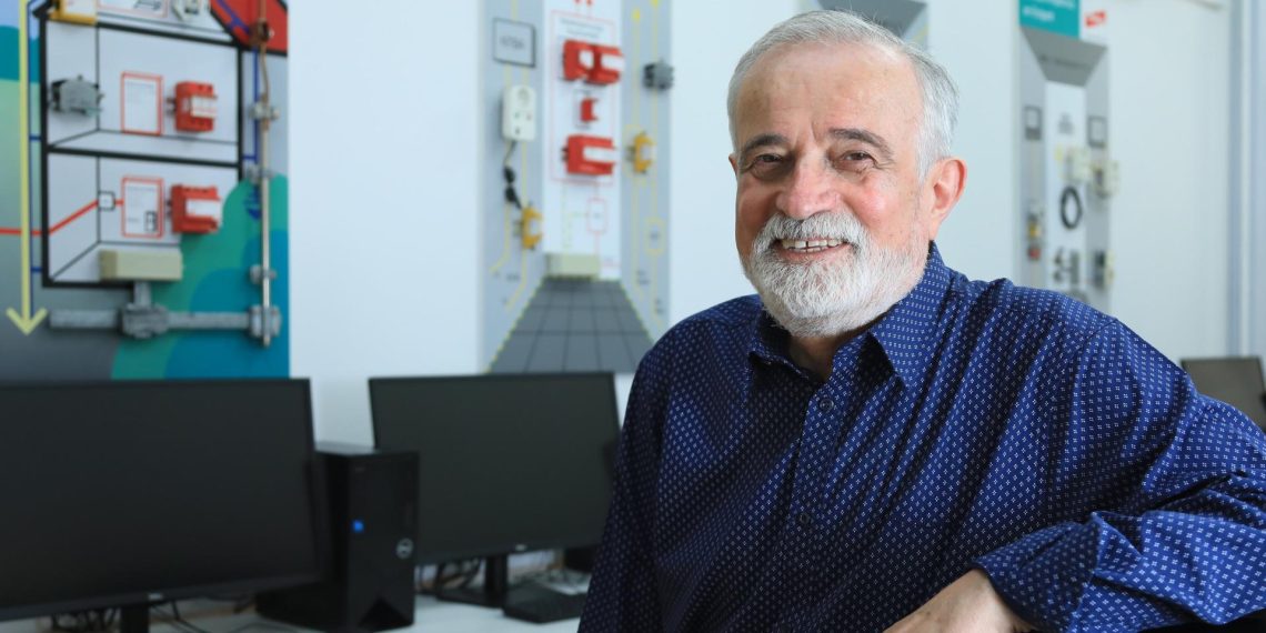 Slobodna Dalmacija – Ovako se ide u mirovinu! Ugledni splitski profesor s FESB-a napravio je nešto posebno, a uključio se i sin Vojko V