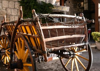 Slobodna Dalmacija – Pred poznatu splitsku konobu stigla nova atrakcija, staroj nije bilo spasa: ‘Mjesecima sam tražio meštra…’