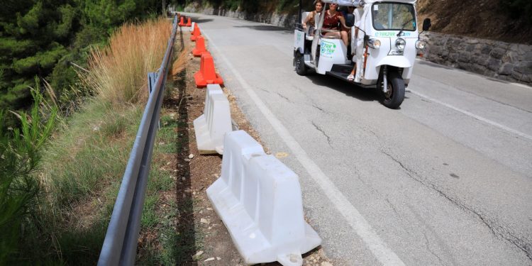Slobodna Dalmacija – Kakve su ovo barikade? Raspitali smo se čemu služe ovi plastični blokovi kod rampe na Institutu: ‘Ovo je tek početak’