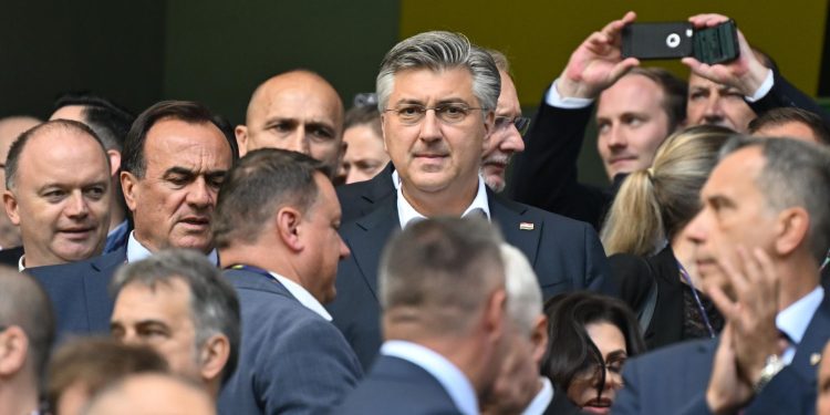 Panika u HDZ-u, na stotine uhljeba gubi mjesto. Šibenčanin predviđa: ‘Bit će masovnih izlazaka iz stranaka’