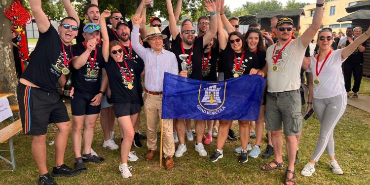 Bravo! ‘Marko Polo’ obranio titulu prvaka u veslačkoj utrci na Jarunu, kineskog veleposlanika okupali u šampanjcu