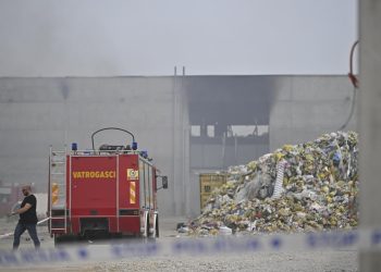 Slobodna Dalmacija – Naša reporterka na požarištu u Pripuzovu pogonu u Kaštelima: ‘Miris izgorjelog plastičnog otpada širi se nadaleko…’