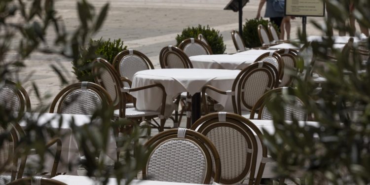 Slobodna Dalmacija – Što se ovo događa u Splitu? Sad bi trebali mlatit pare, a restorani sami sebi skraćuju radno vrijeme! ‘Ne može se…’