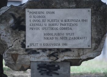 Slobodna Dalmacija – Na Dan antifašističke borbe išaran spomenik partizanima na Plokitama, nabrzinu je očišćen, oglasili se iz kvarta…