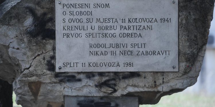 Slobodna Dalmacija – Na Dan antifašističke borbe išaran spomenik partizanima na Plokitama, nabrzinu je očišćen, oglasili se iz kvarta…