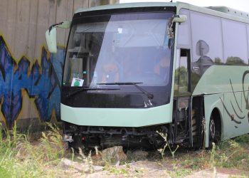 Slobodna Dalmacija – U Kaštelima autobus probio ogradu i izletio s ceste, na terenu sve hitne službe; vozač je izgubio nadzor nad vozilom?