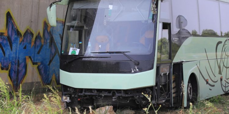 Slobodna Dalmacija – U Kaštelima autobus probio ogradu i izletio s ceste, na terenu sve hitne službe; vozač je izgubio nadzor nad vozilom?