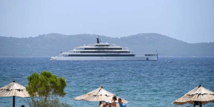 Ispred Dikla se usidrila luksuzna jahta Ulysses! Brod može primiti 20 gostiju, a služi ih čak 30 članova posade!