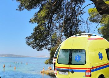 Slobodna Dalmacija – Splićani padaju u nesvijest, imaju problema sa srcem, disanjem: liječnici reanimirali osobu na Benama, Hitna ne staje…