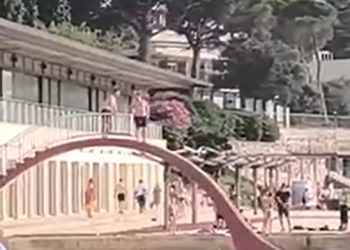 OVO JE GLUPO I OPASNO: Kupači skakali s tobogana u Uvali. Da nisu imali više sreće nego pameti, ne bi čak bili ni prvi koji su ostali invalidi