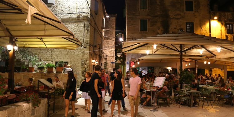 Slobodna Dalmacija – Srbi masovno stižu raditi na Jadran: ‘Beograd je naporan, ovdje odmaramo glavu. Zarada je odlična. Vlasnici također’