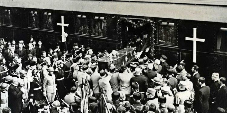 Slobodna Dalmacija – Mrtva tijela poznatog vladara i njegove supruge nakon povijesnog atentata prošla su i kroz Split: zavladala je žalost…