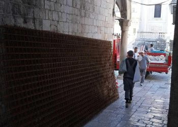 Željezna armatura čeka ugradnju: unutar zidina građevinski radovi se ne zaustavljaju, pokojna Beretica ‘okreće se u grobu’