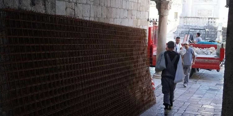 Željezna armatura čeka ugradnju: unutar zidina građevinski radovi se ne zaustavljaju, pokojna Beretica ‘okreće se u grobu’