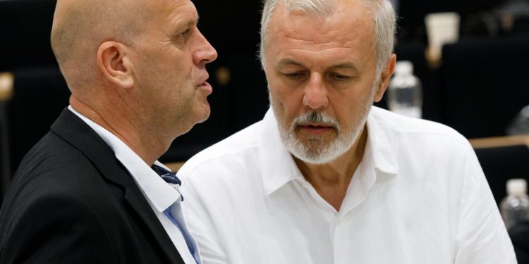 Slobodna Dalmacija – Ante Sanader žestoko ‘oprao’ Mira Bulja: Nesposobni ste, ni eura niste povukli za građane!; Sinjanin mu nije ostao dužan
