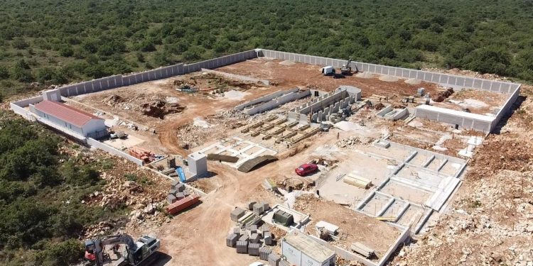 Obišli smo gradilište najvećeg azila za pse i mačke u Dalmaciji: zimi kad zapuše bura u boksevima će raditi podno grijanje!