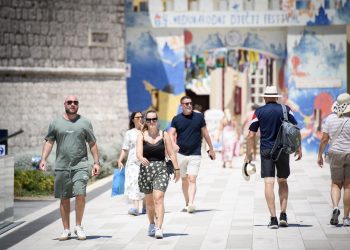 Nek ne iđe ‘ko ne mora na ovu žegu! Ukoliko mu se ipak hoće, onda je preporuka:” Drž’ se lada i maištrala uz more!”