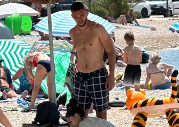 Hrvatski reprezentativac slobodno vrijeme nakon Eura provodi u Šibeniku: Pjacu u društvu supruge i sina ‘ulovili’ smo na Brodarici